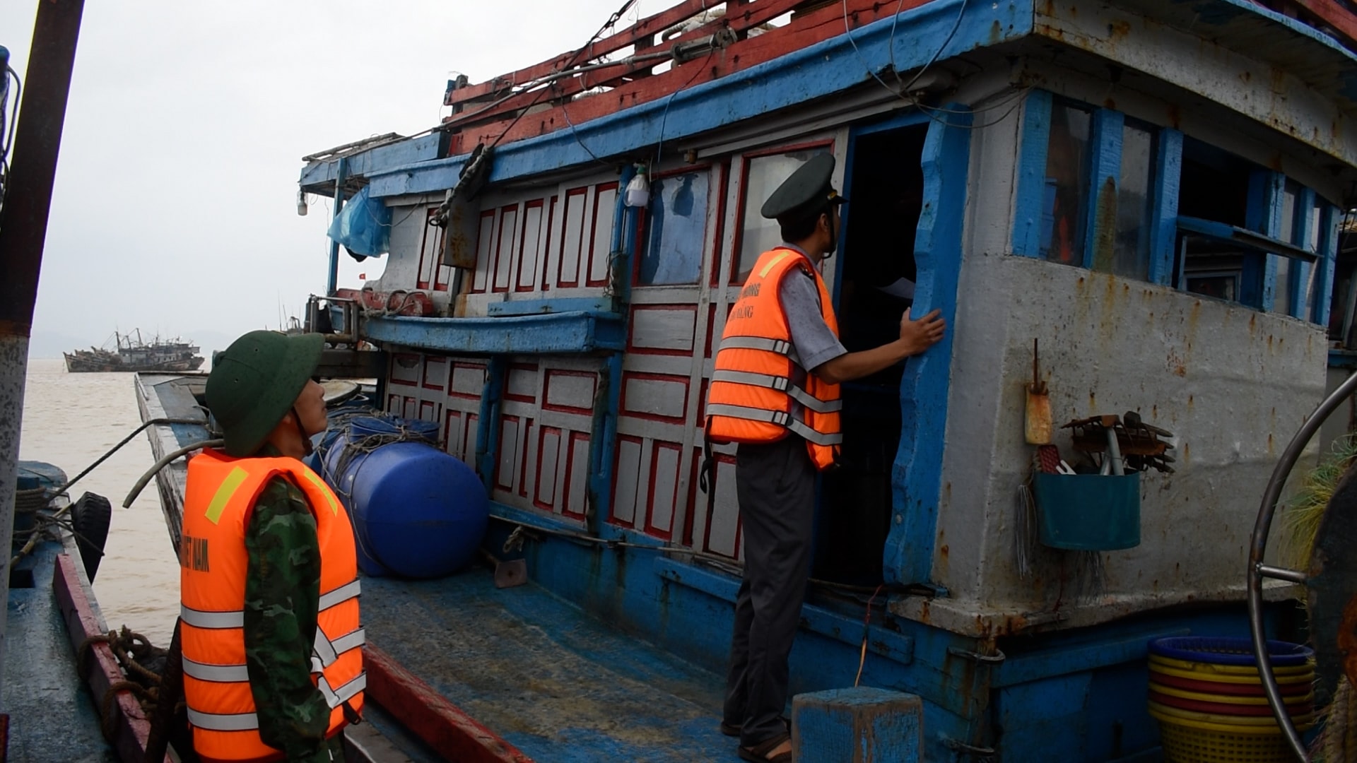 Sáng 18/11, Hải đội Biên phòng 2 phối hợp với Chi cục Biển đảo và Thủy sản, Sở Nông nghiệp & Môi trườn thành phố tổ chức tuần tra, kiểm soát và tuyên truyền cho ngư dân trên các tàu cá hoạt động tại vùng biển Đà Nẵng. Ảnh: BẢO LÂM