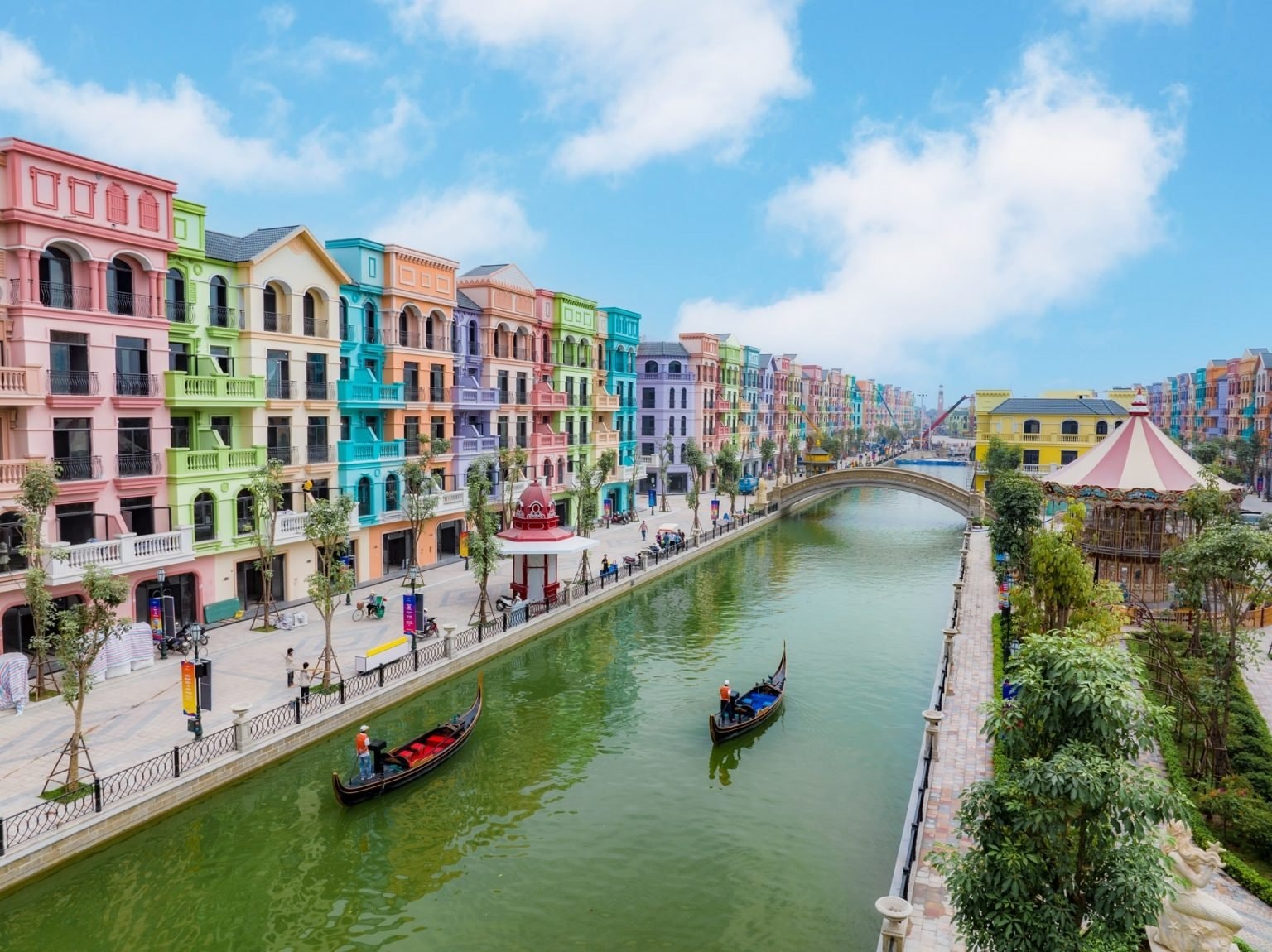 Đi thuyền Gondola trên sông Venice tại Grand World