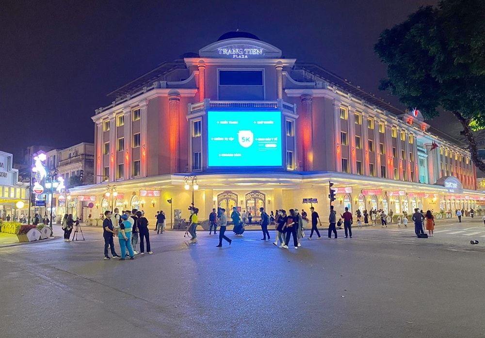 Phố đi bộ Hồ Gươm