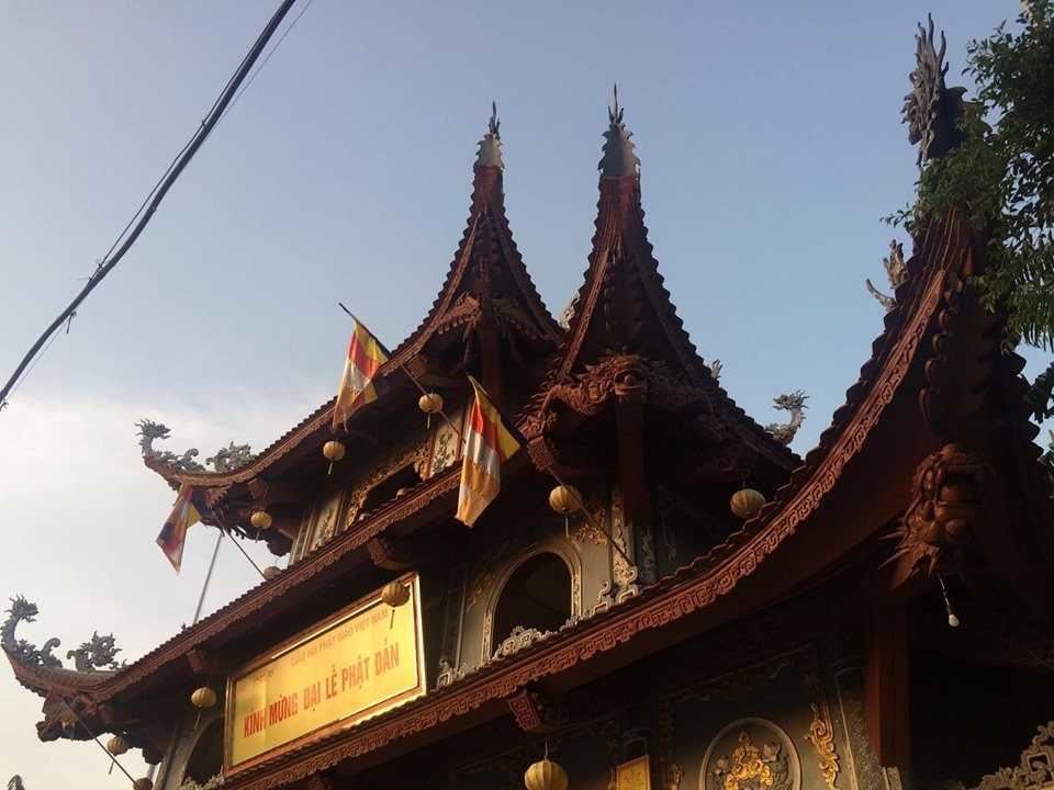 Cổng Tam Quan uy nghi của Chùa Pháp Vân nhìn từ bên ngoài.