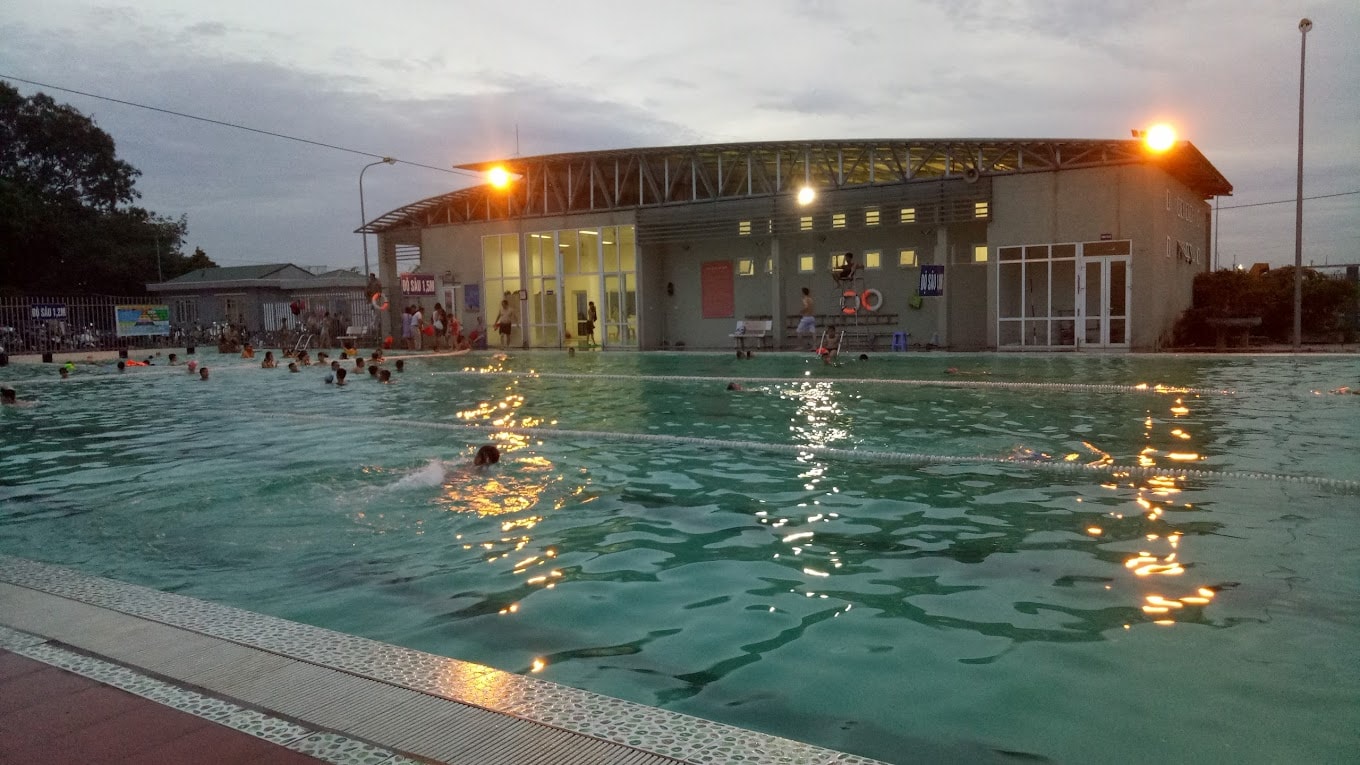 Không gian một bể bơi bốn mùa trong nhà tại Hà Đông