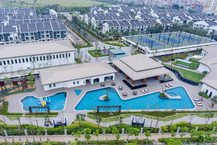 Một bể bơi ngoài trời rộng rãi tại quận Hà Đông, Hà Nội