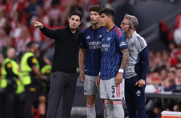 Đã đến lúc Arsenal sử dụng Hincapie.