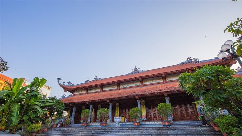Bên trong khu Chính Điện của Chùa Pháp Vân với các pho tượng Phật.