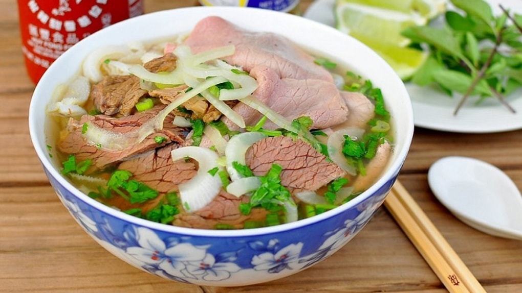 Du khách tham quan bên trong di tích Nhà tù Hỏa Lò
