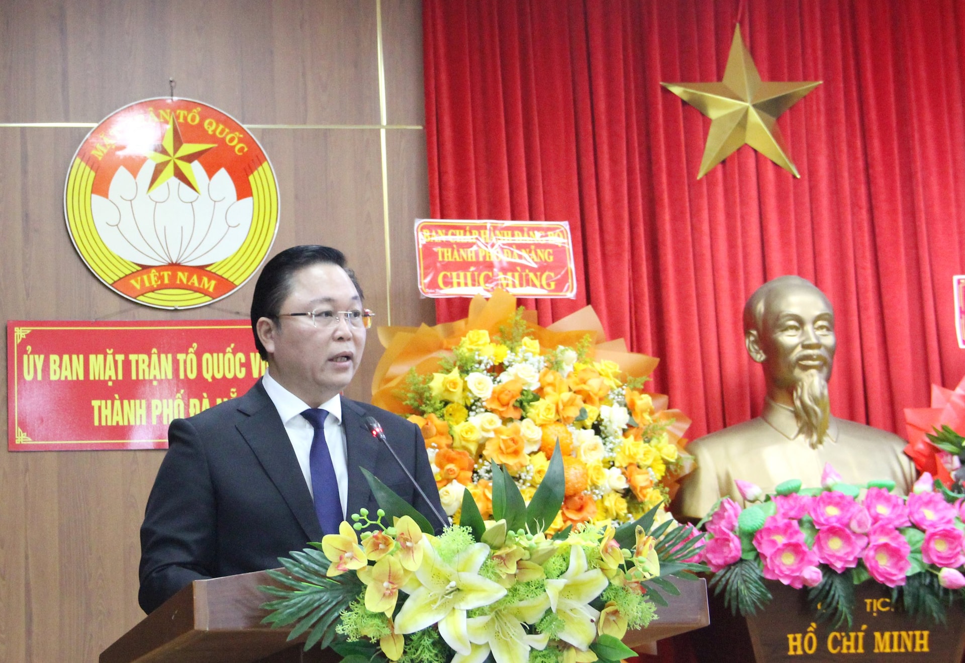 Chủ tịch Ủy ban MTTQ Việt Nam thành phố Lê Trí Thanh phát biểu tại buổi gặp mặt. Ảnh: X.H