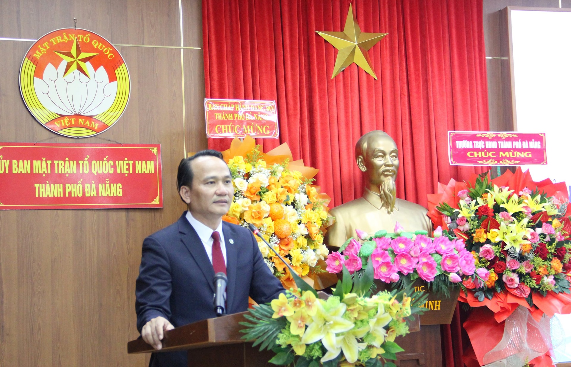 Phó Bí thư Thường trực Thành ủy Nguyễn Đình Vĩnh phát biểu tại buổi gặp mặt. Ảnh: X.H