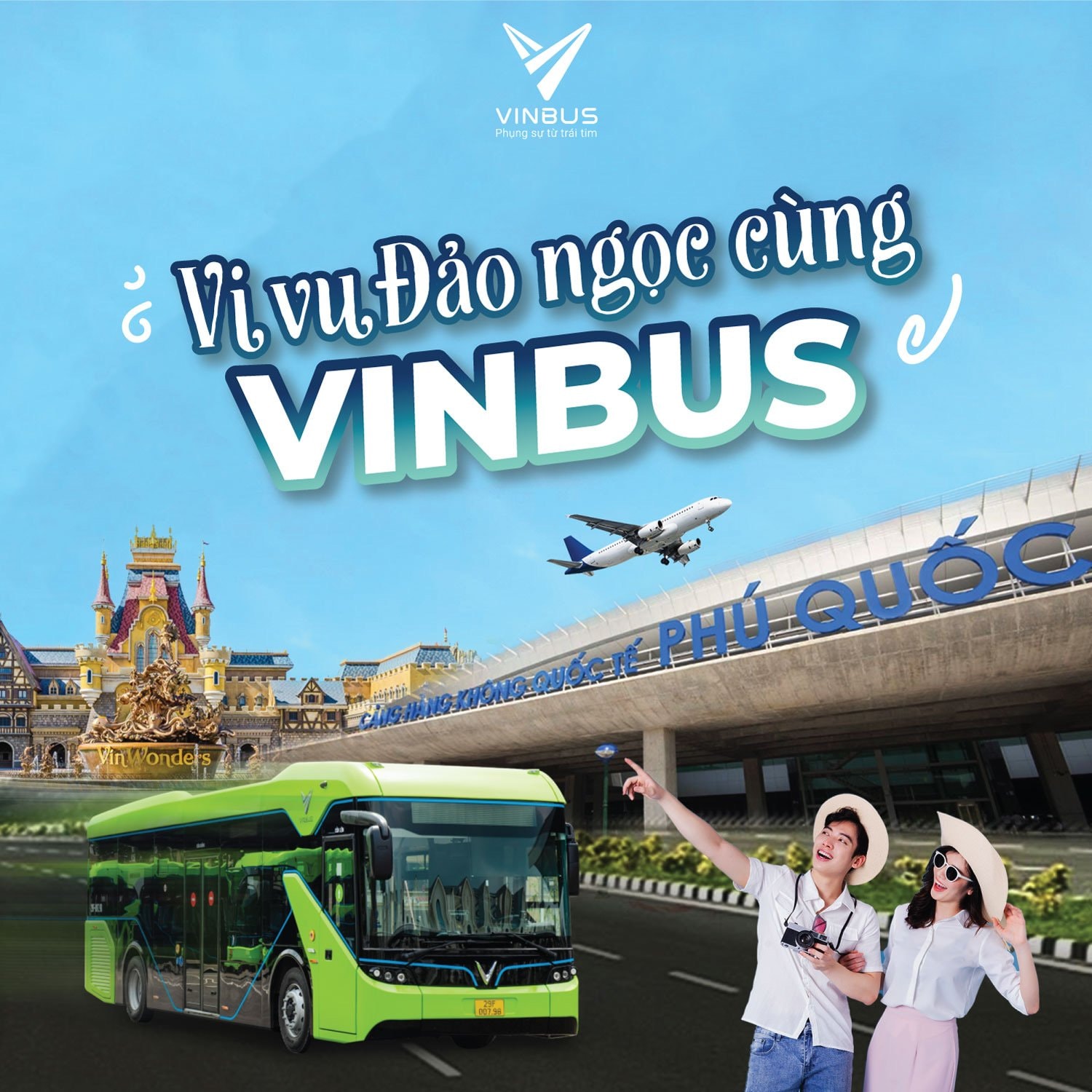 Xe buýt điện VinBus màu xanh đang di chuyển trên đường tại Phú Quốc