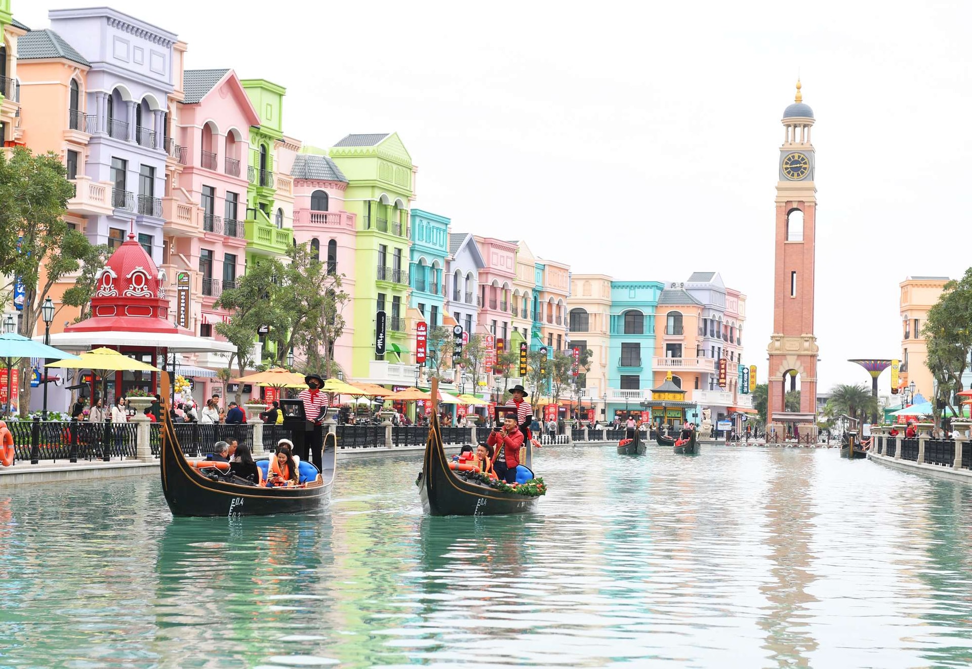 Đi thuyền Gondola ngắm Grand World