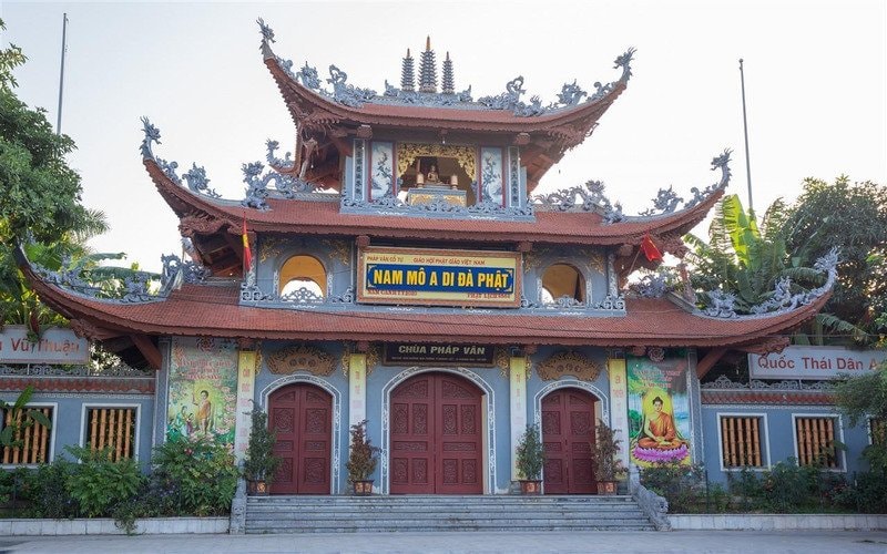 Toàn cảnh Chùa Pháp Vân với kiến trúc bề thế và không gian xanh mát.
