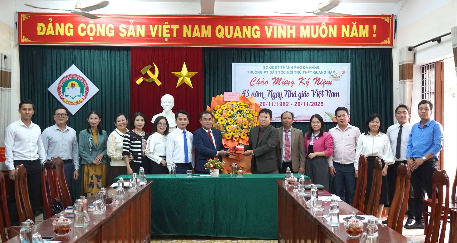 Vice ordförande för stadens folkkommitté, Tran Anh Tuan, överlämnade blommor och presenter för att gratulera tjänstemän och lärare.