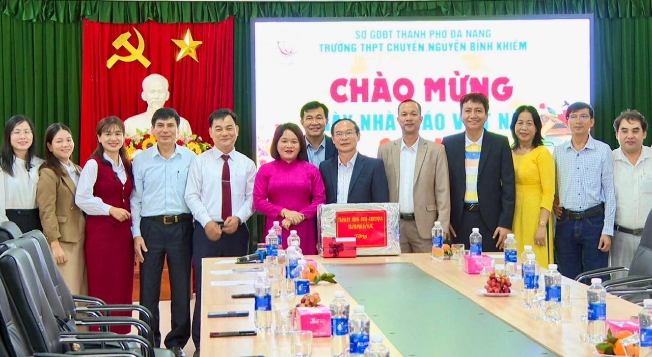 Chefen för propaganda- och massmobiliseringsavdelningen vid stadspartiets kommitté, Huynh Thi Thuy Dung, besökte och gratulerade Nguyen Binh Khiem High School för begåvade på den vietnamesiska lärardagen. Foto: XUAN HIEU