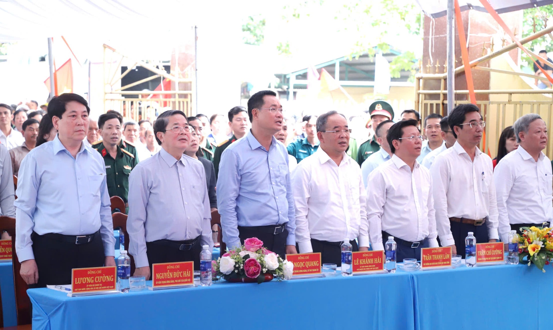 Chủ tịch nước Lương Cường (đầu tiên, bên trái) cùng các đại biểu dự Ngày hội Đại đoàn kết toàn dân tộc tại xã Gò Nổi. Ảnh: NGỌC PHÚ