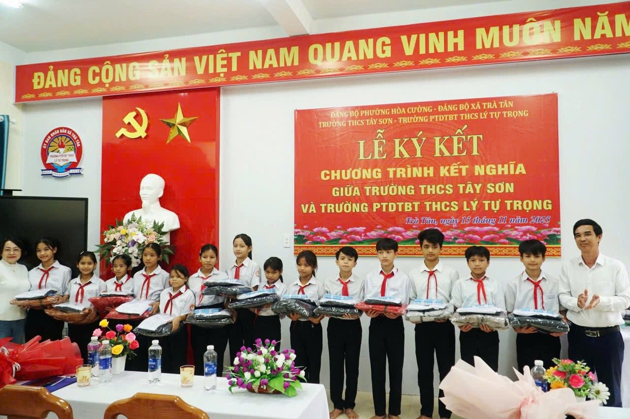 18 noiembrie, Tay Son oferă cadouri comunei Tra Tan