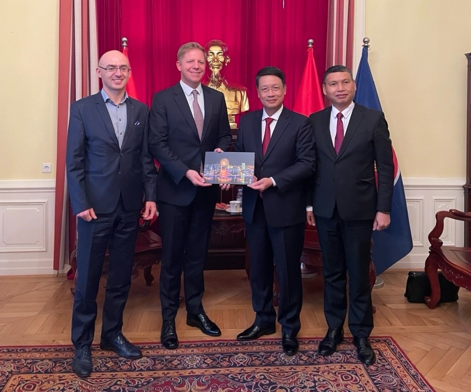 お土産を渡す様子。写真：PV