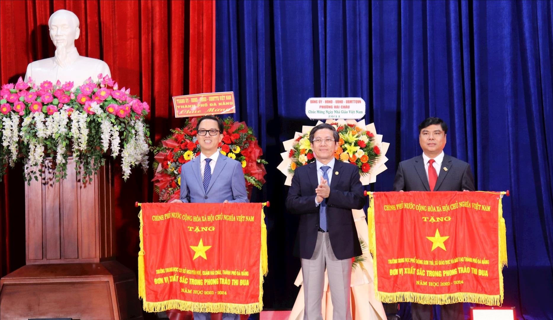 O vice-presidente do Comitê Popular da Cidade, Tran Nam Hung (ao centro), entregou a Bandeira de Emulação do Governo a dois grupos de destaque no setor de educação e treinamento. Foto: NGOC HA