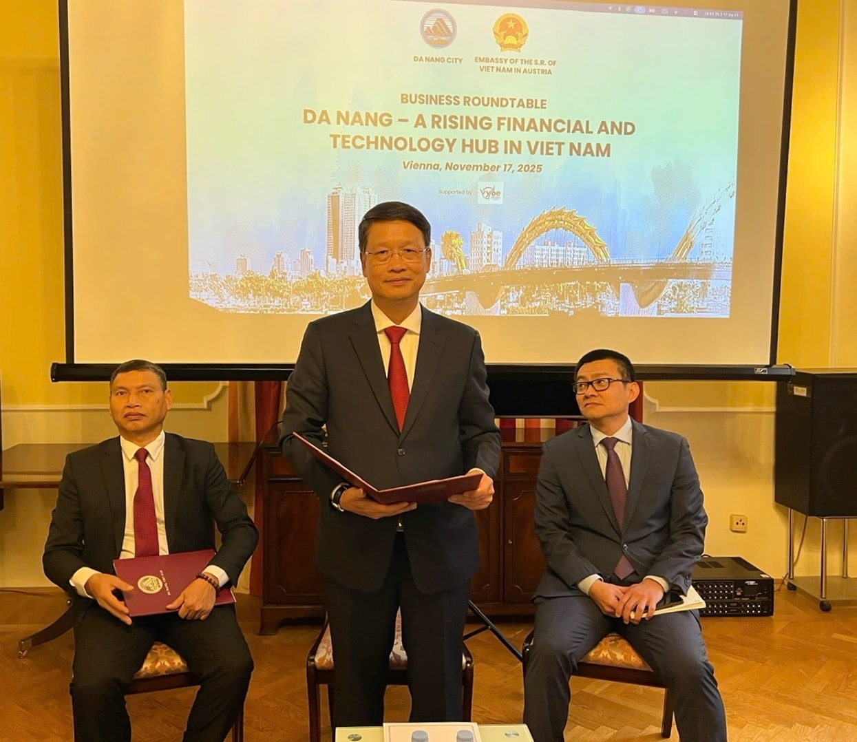 市党委員会副書記のゴ・スアン・タン氏がセミナーで講演。写真：PV