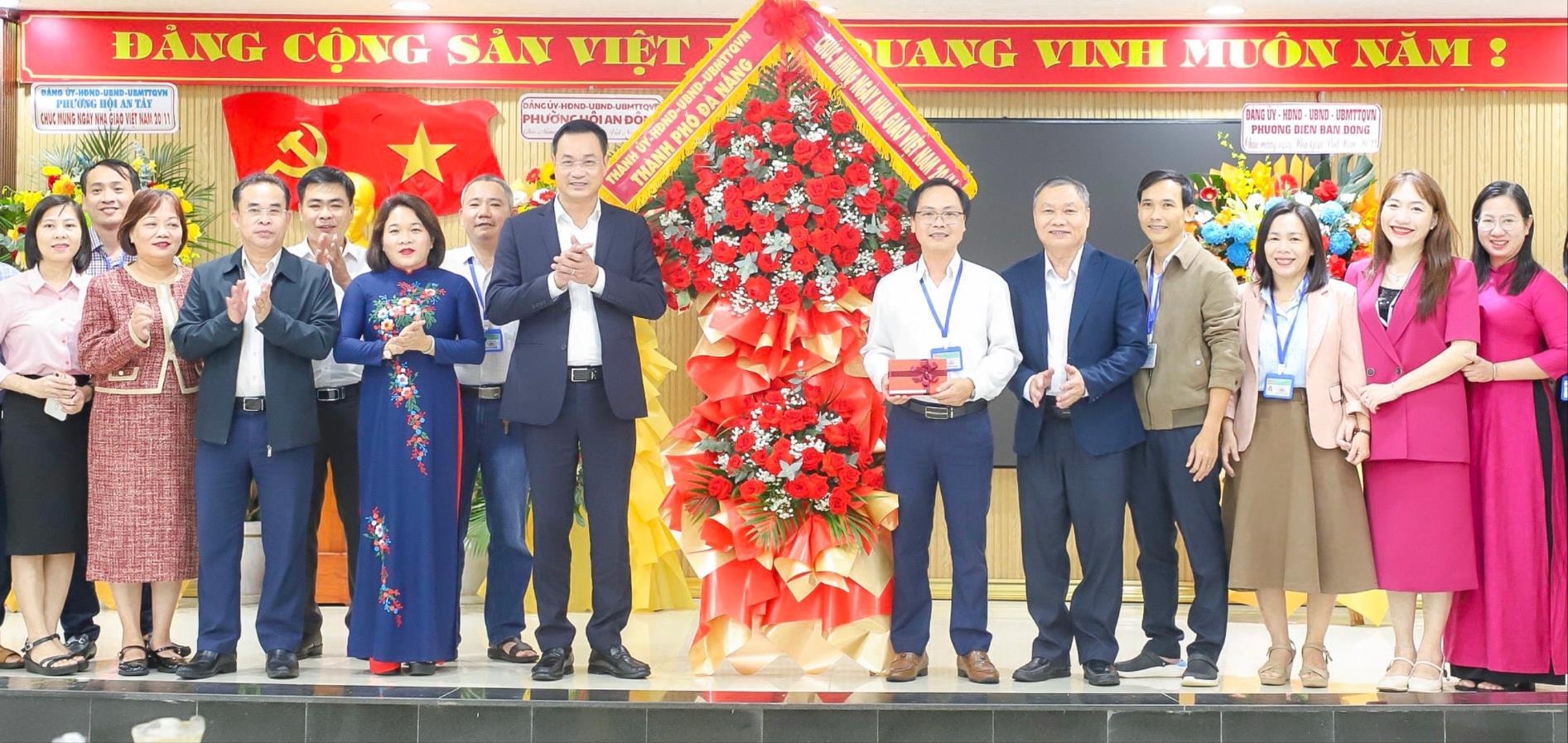 O secretário do Partido da cidade, Le Ngoc Quang (5º da esquerda para a direita), visita e parabeniza a Escola Secundária Le Thanh Tong para Alunos Superdotados. Foto: NGOC PHU