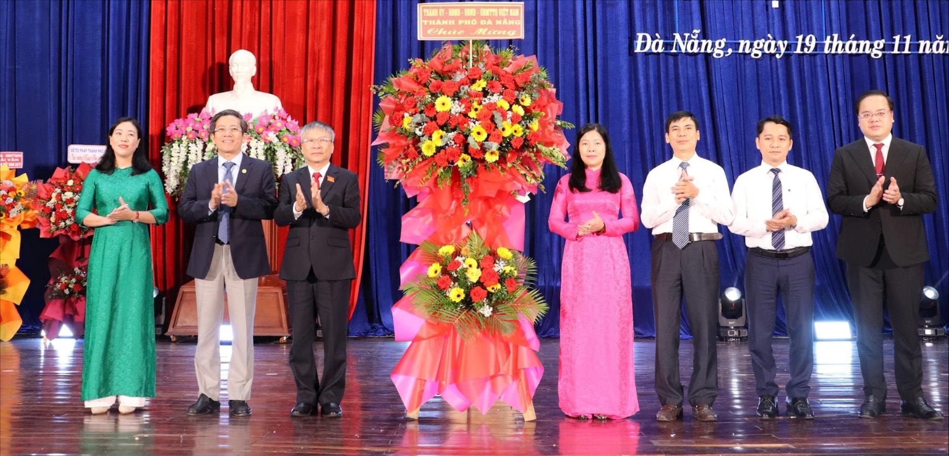 O vice-secretário do Comitê do Partido da Cidade e presidente do Conselho Popular da Cidade, Nguyen Duc Dung (terceiro da esquerda para a direita), entregou flores para parabenizar o setor de educação e treinamento. Foto: NGOC HA
