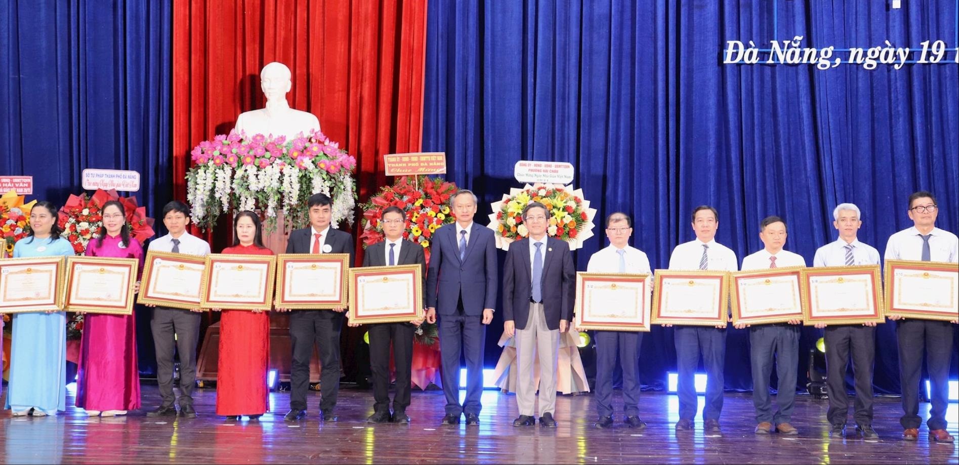 O vice-presidente do Conselho Popular da Cidade, Doan Ngoc Hung Anh, e o vice-presidente do Comitê Popular da Cidade, Tran Nam Hung, entregaram Certificados de Mérito do Primeiro-Ministro a indivíduos de destaque. Foto: NGOC HA