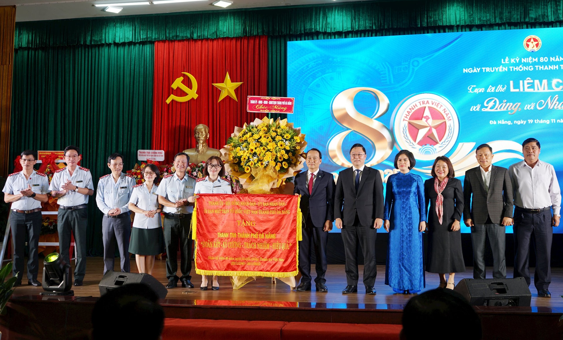 Lãnh đạo thành phố tặng hoa và bức trướng cho Thanh tra thành phố tại lễ kỷ niệm. Ảnh: TRỌNG HUY