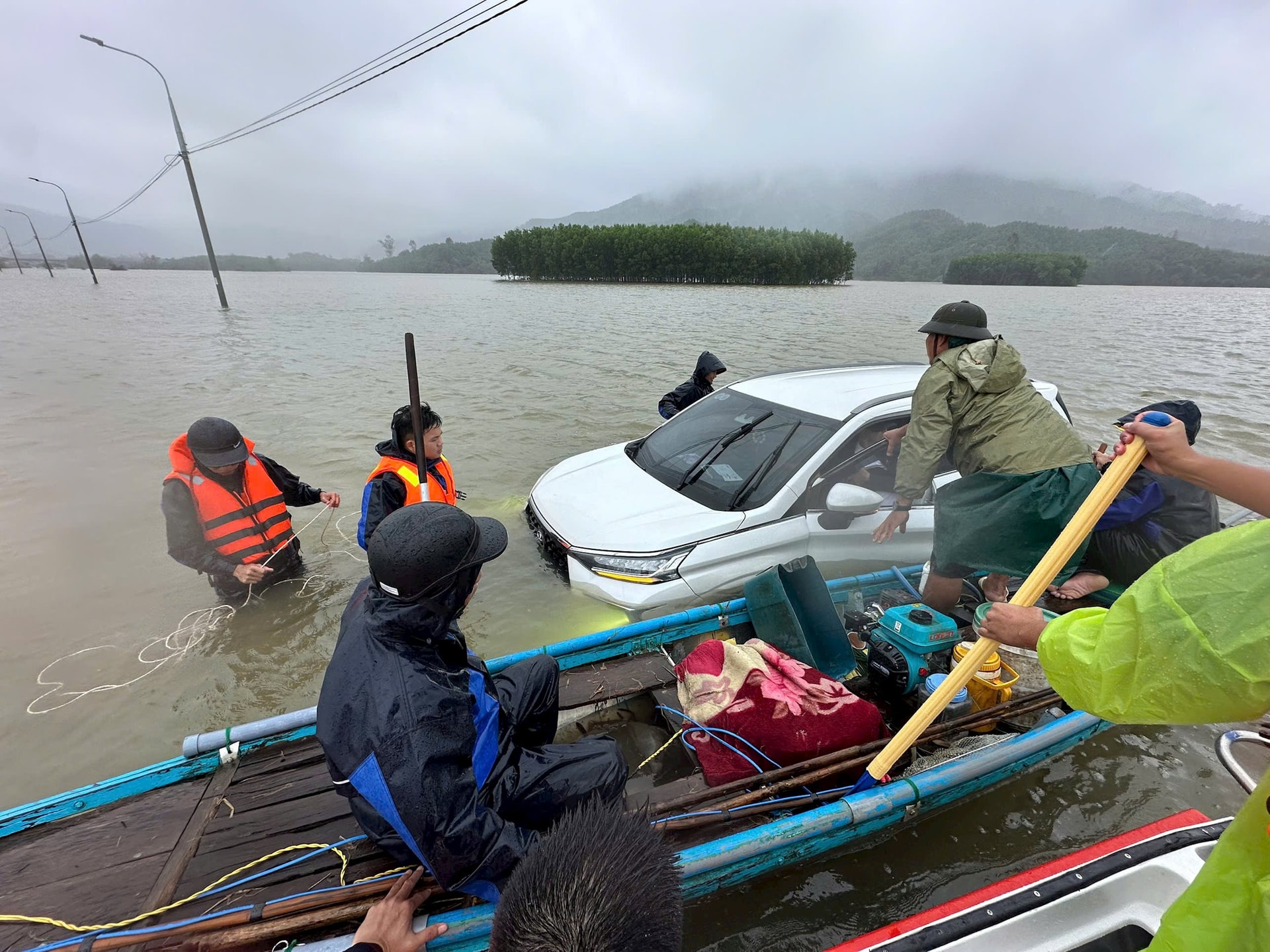 As autoridades se aproximaram do local. Foto: THU PHUONG