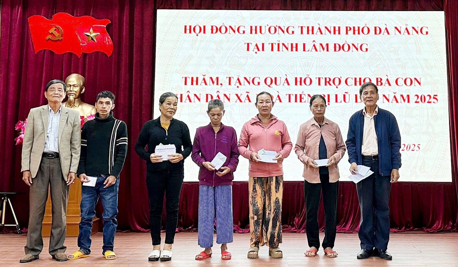 लाम डोंग प्रांत में दा नांग शहर के साथी देशवासियों की संपर्क समिति ज़ा होआ तिएन (2) में माता-पिता और बच्चों को उपहार देती है।