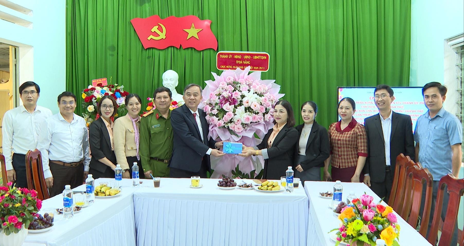 Líderes do Conselho Popular da cidade presentearam os professores do Jardim de Infância Tien Son com flores para parabenizá-los. Foto: QUOC THANH