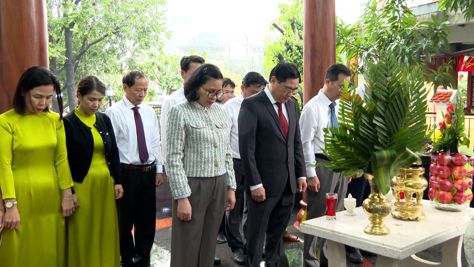 Dâng Hương Nhà Bia