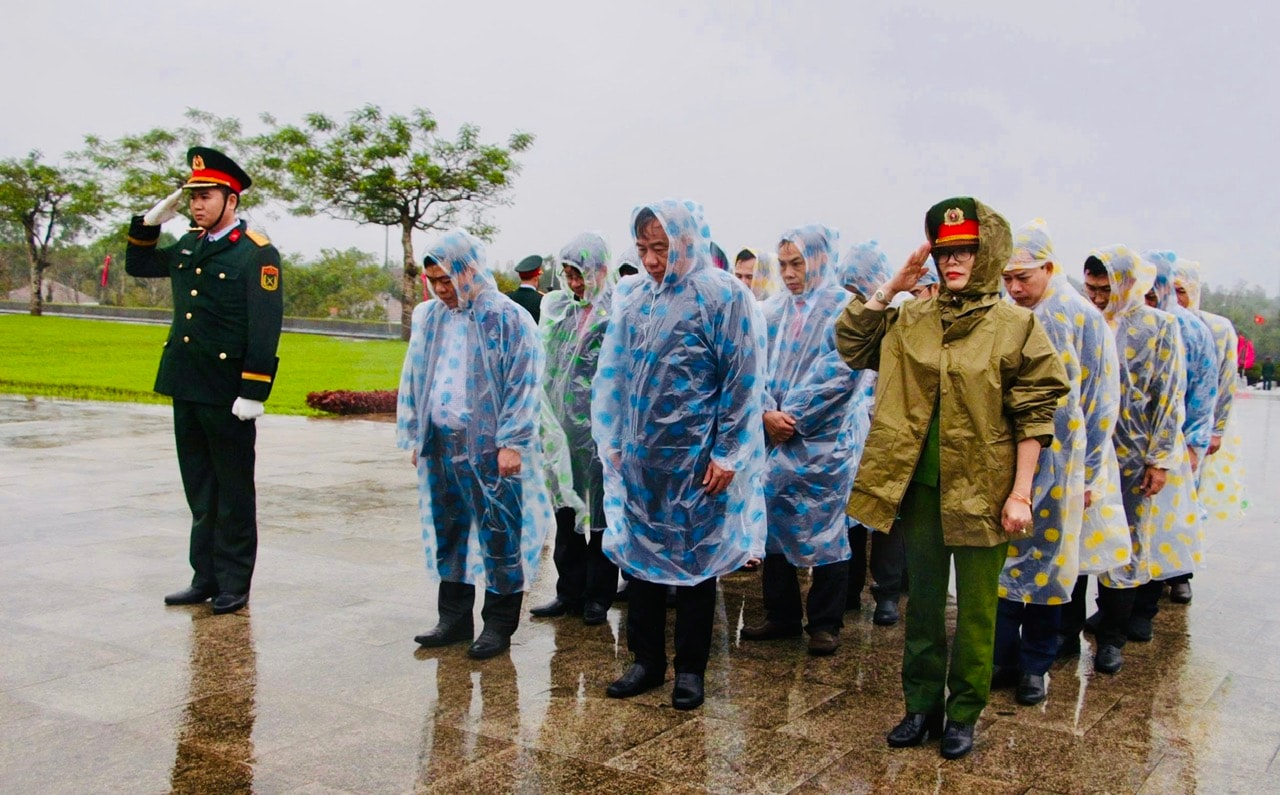 Đoàn đại biểu HĐND thành phố Đà Nẵng dâng hoa, dâng hương tại Tượng đài Mẹ Việt Nam anh hùng. Ảnh Xuân Hiếu