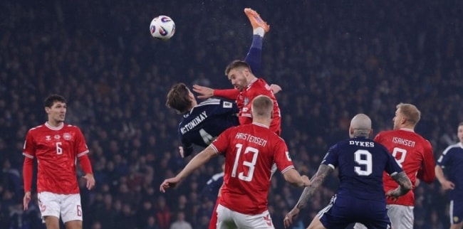 McTominay mở tỷ số cho Scotland.