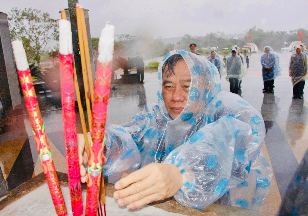 Phó Chủ tịch HĐND thành phố Đà Nẵng Trần Xuân Vinh dâng hương tưởng nhớ Chủ tịch Hồ Chí Minh vĩ đại và các anh hùng liệt sĩ. Ảnh Xuân Hiếu