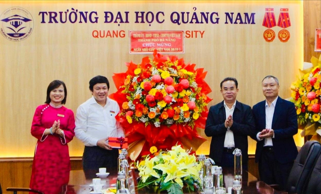 O vice-presidente do Comitê Popular da cidade, Tran Anh Tuan (segundo da direita para a esquerda), visitou e parabenizou a Universidade de Quang Nam. Foto: XUAN HIEU