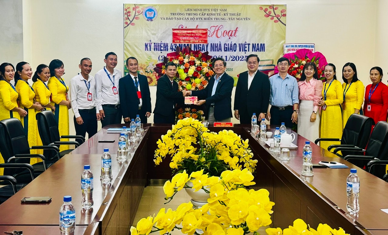 Phó Chủ tịch UBND thành phố Trần Nam Hưng (thứ 7, bên phải s) thăm, chúc mừng Trường Trung cấp Kinh tế - Kỹ thuật và Đào tạo cán bộ Hợp tác xã miền Trung - Tây Nguyên. Ảnh: Xuân Hiếu