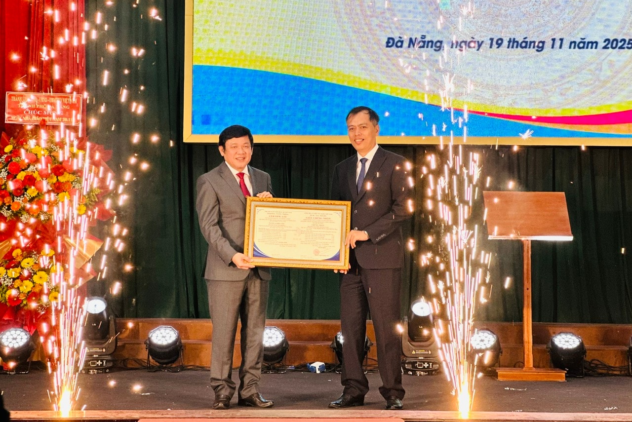 Associate Professor, Dr. Huynh Trong Duong - Rector of Quang Nam University (left cover) received the Certificate of Educational Institution Quality Assessment for Quang Nam University. Photo: XUAN HIEU