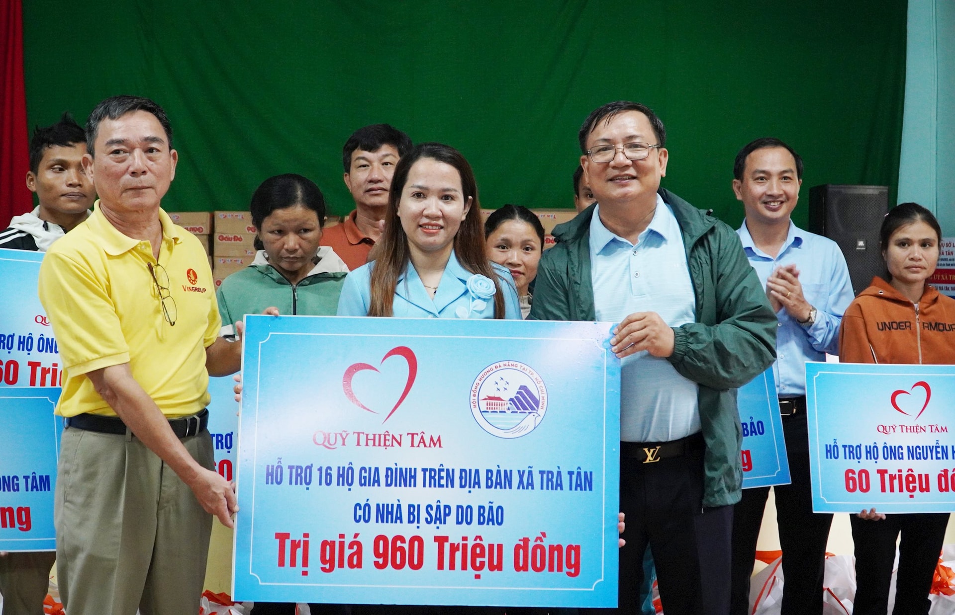 थीएन टैम फंड ने ट्रा टैन कम्यून में भूस्खलन से पूरी तरह नष्ट हो चुके 16 घरों को 960 मिलियन वीएनडी प्रदान किया है।