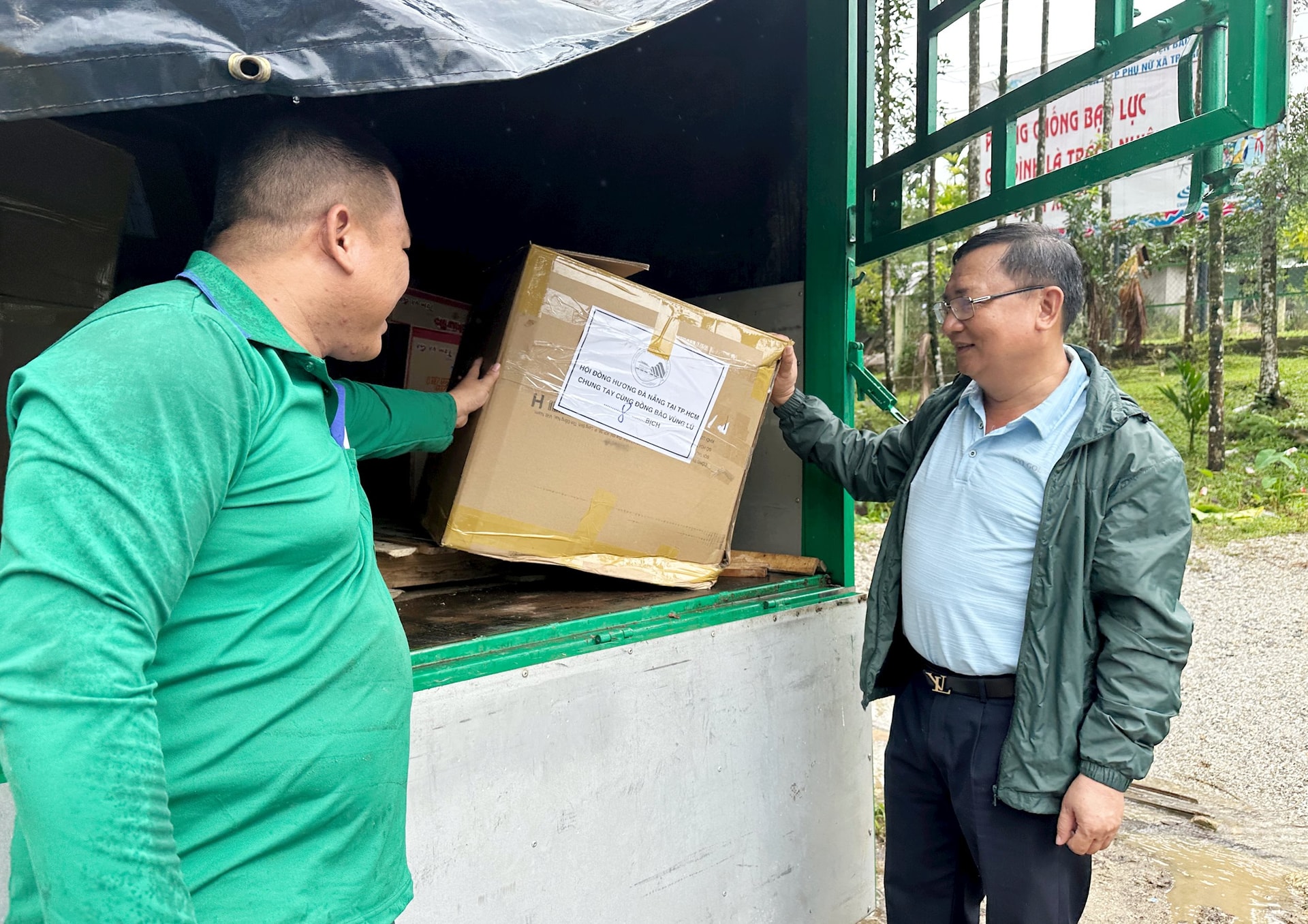 प्रत्येक उपहार बॉक्स को हो ची मिन्ह सिटी से गृहनगर तक पहुंचाया गया।