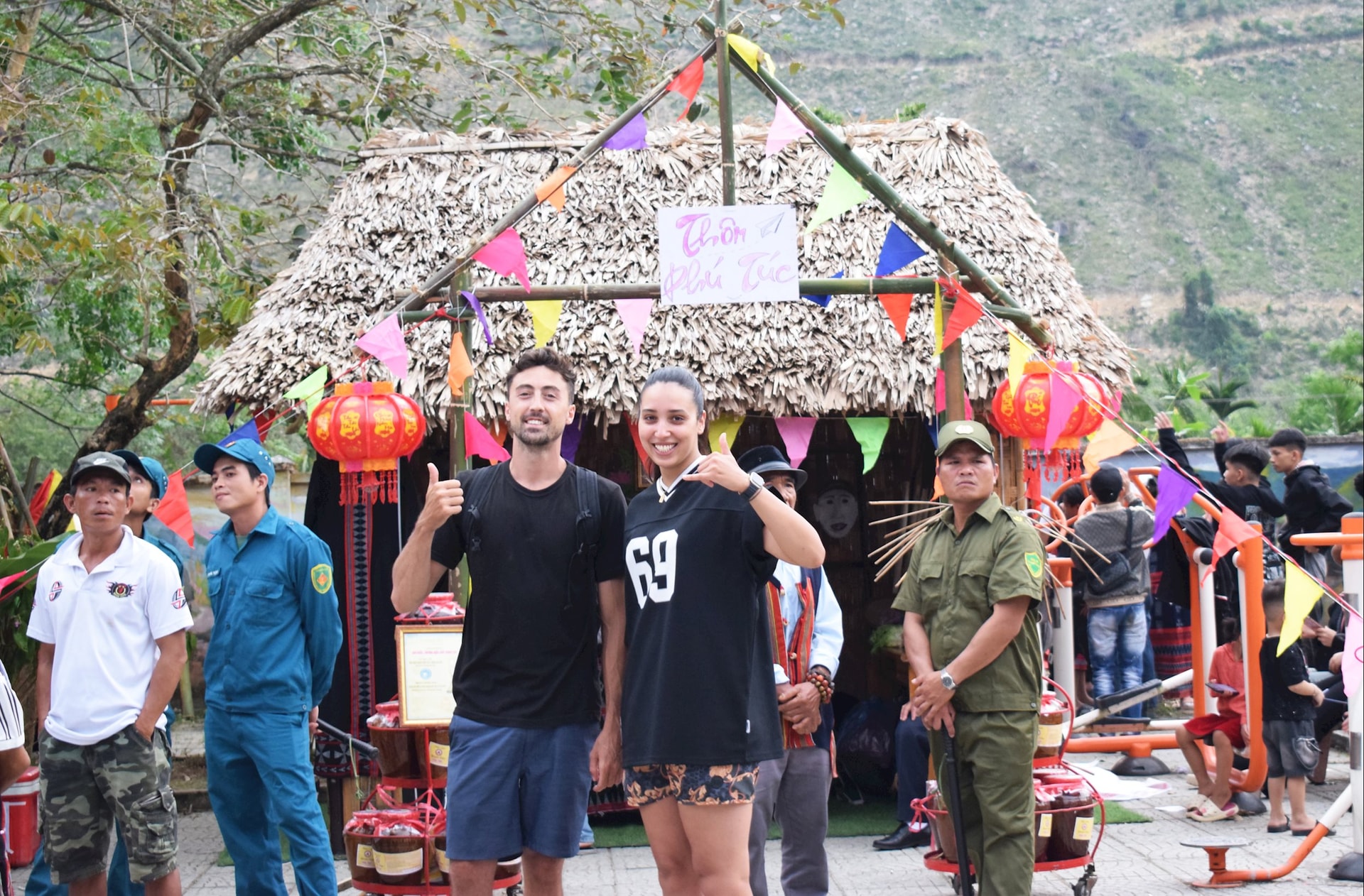 Du khách phương Tây tham gia trải nghiệm văn hóa Cơ Tu tại xã Hòa Bắc cũ, nay là phường Hải Vân. Ảnh: ĐOÀN HẠO LƯƠNG