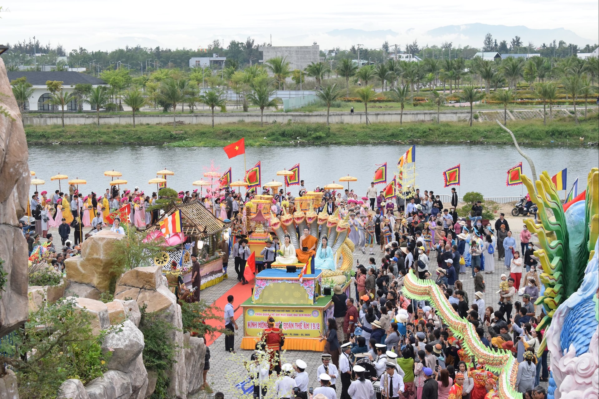 Du khách thập phương nô nức tham gia Lễ hội Quán Thế Âm Ngũ Hành Sơn năm 2025. Ảnh: ĐOÀN HẠO LƯƠNG