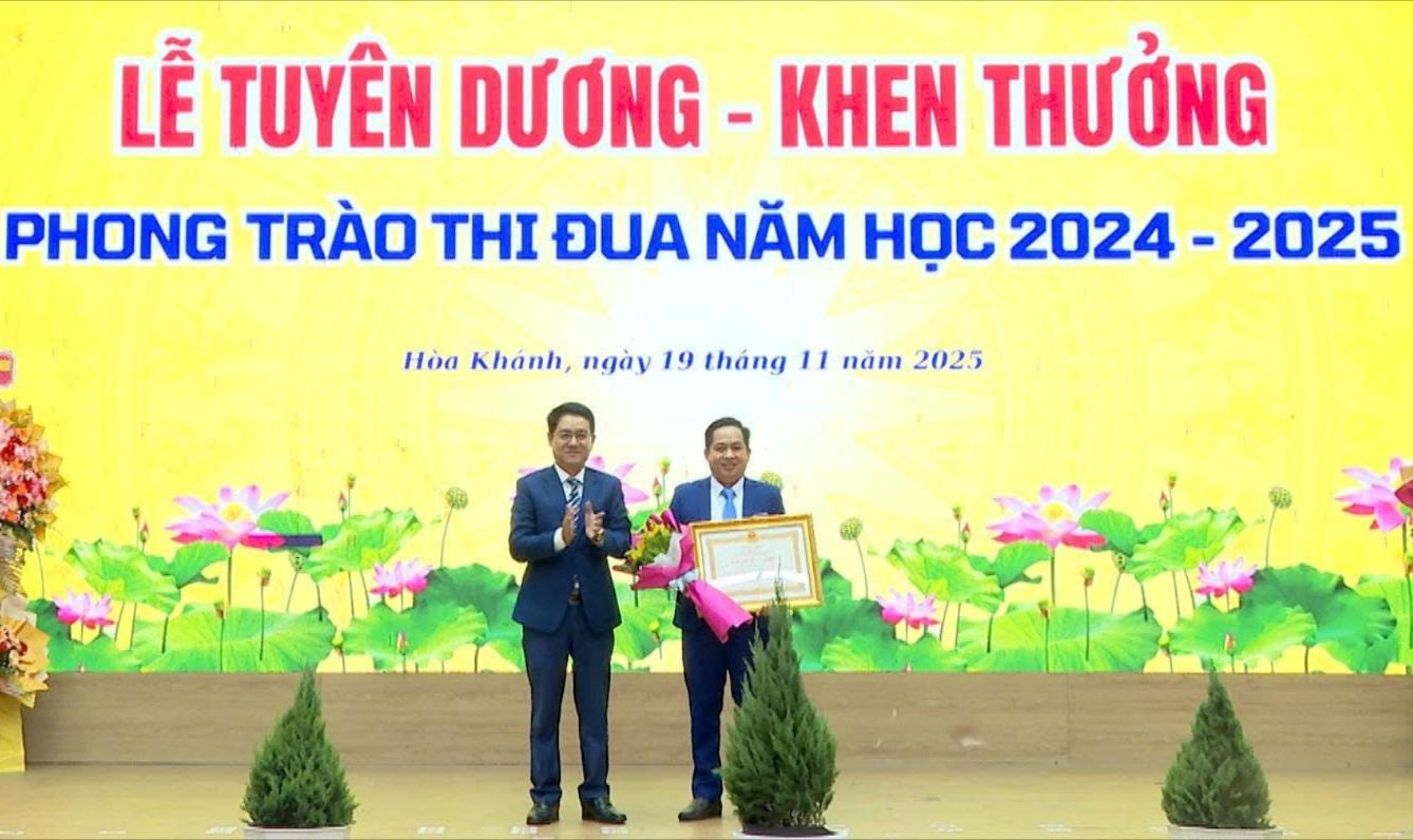 bi-thu-dang-uy-chu-tich-hdnd-phuong-hoa-khanh-ben-trai-trao-tang-huan-chuong-lao-dong-hang-3-cho.jpg
