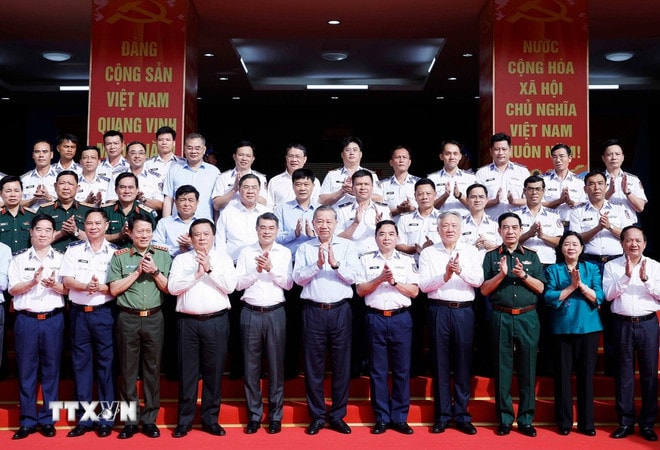 ttxvn-2011-tong-bi-thu-bo-tu-lenh-vung-canh-sat-bien-2.jpg