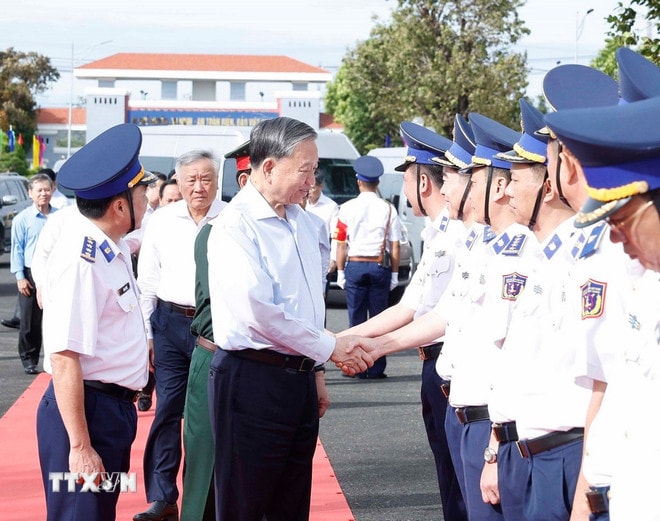 ttxvn-2011-tong-bi-thu-bo-tu-lenh-vung-canh-sat-bien-6.jpg