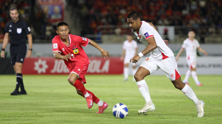 ĐT Việt Nam bế tắc toàn tập trước hàng phòng ngự của Lào trong hiệp 1 (Ảnh: AFC)