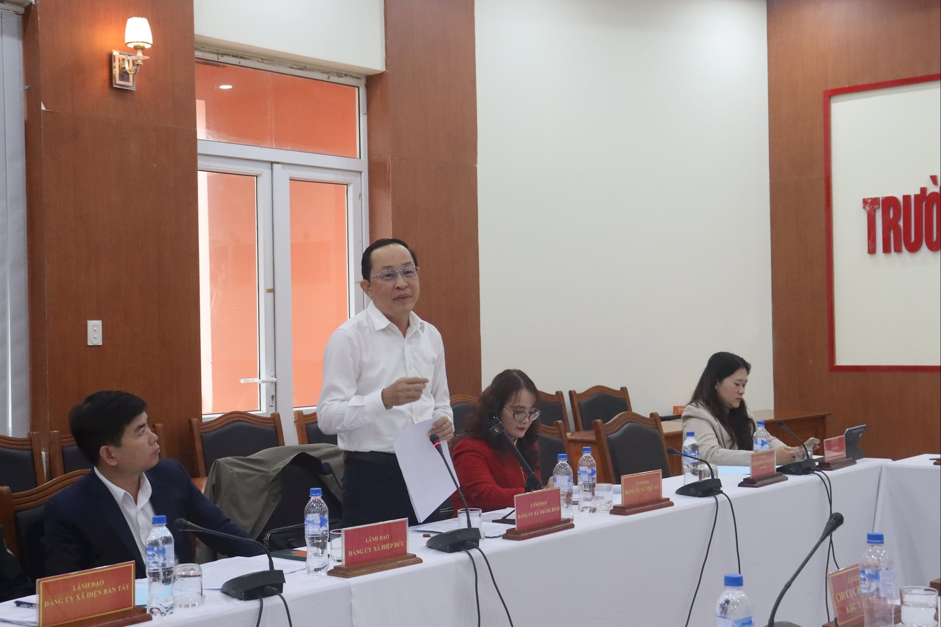 Đại diện Đảng ủy xã Thăng Bình phát biểu tại tọa đàm. Ảnh HN