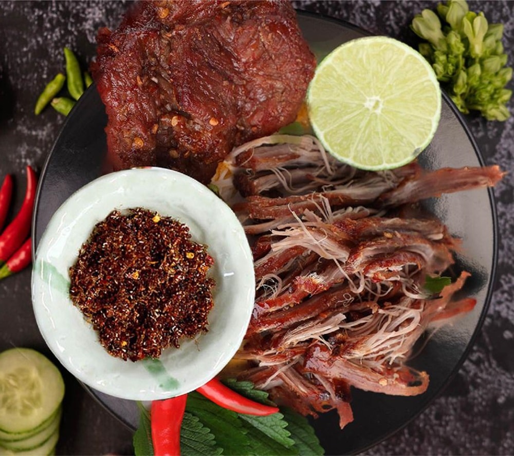 Một đĩa bò 1 nắng Phú Yên đã nướng chín và xé sợi, sẵn sàng để thưởng thức.