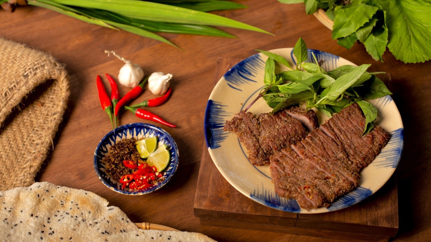 Đặc sản bò 1 nắng Phú Yên nướng trên than hồng, ăn kèm muối kiến vàng.