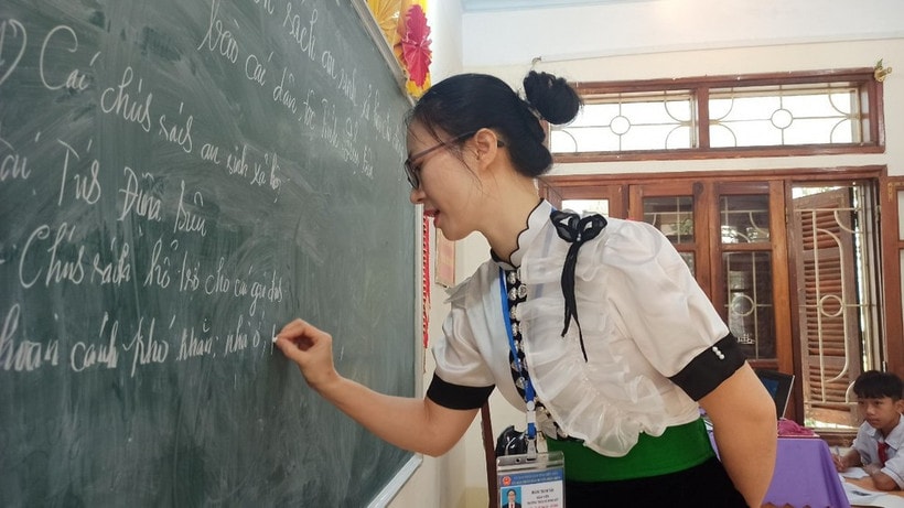 Giờ dạy của giáo viên Trường Trung học cơ sở Pom Lót, tỉnh Điện Biên. (Ảnh: Phạm Mai/Vietnam+)
