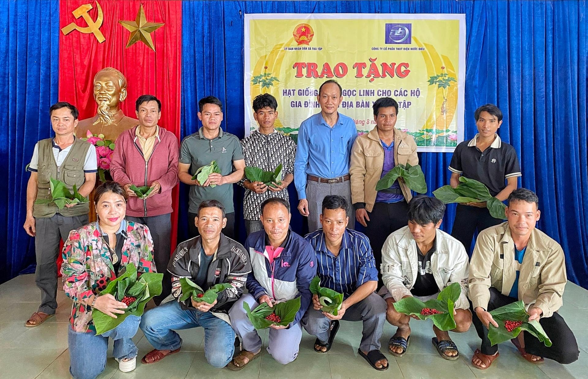 Tra Tap kommuns folkkommitté organiserade utdelningen av 3 000 Ngoc Linh ginsengfrön till lokalbefolkningen. Foto: L.P.