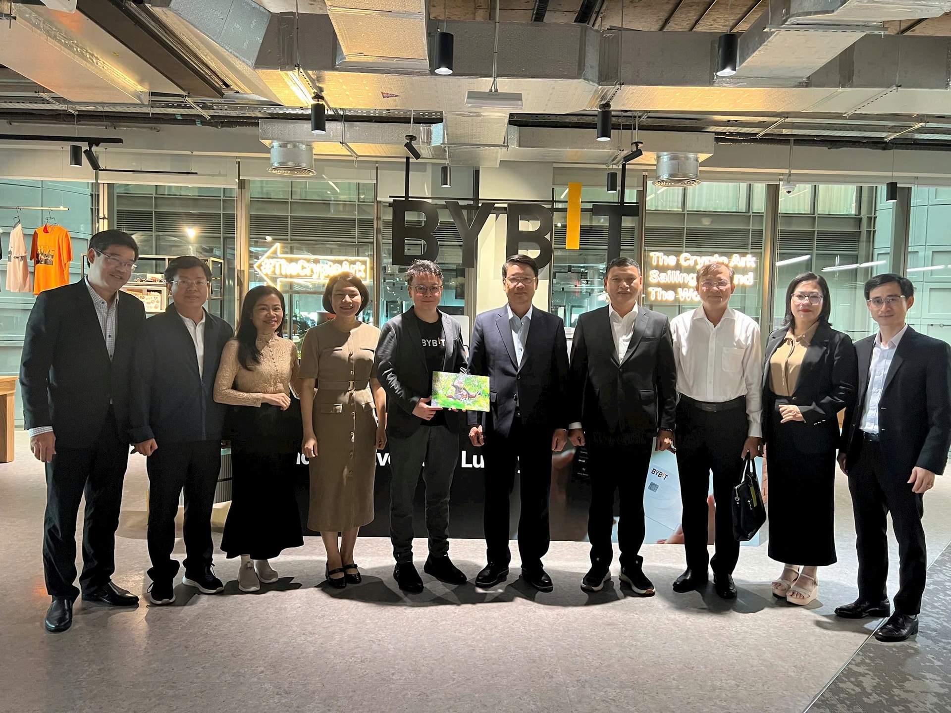 ຄະນະຜູ້ແທນໄດ້ຖ່າຍຮູບທີ່ລະນຶກກັບບໍລິສັດ Bybit. ຮູບພາບ: PV