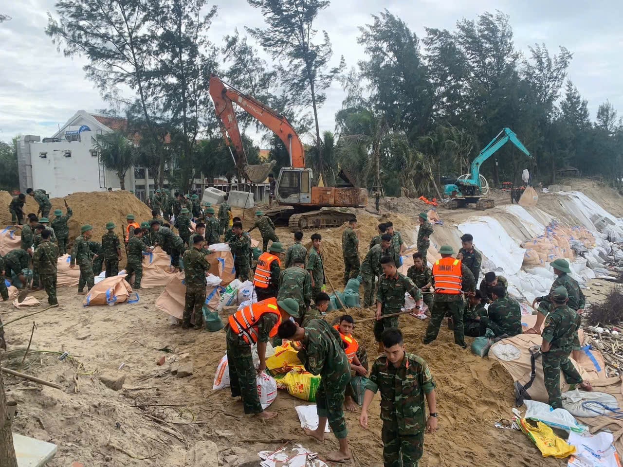 Hàng trăm chiến sĩ dồn sức vá bờ biển Hội An, chuẩn bị đón bão số 13. Ảnh: P
